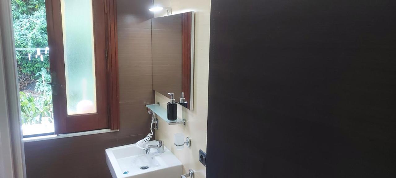 Stanza In Villa Con Giardino Con Box Doccia Idromassaggio Rent A Car Aci Bonaccorsi Kültér fotó