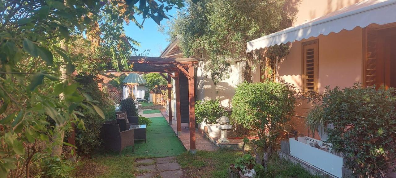 Stanza In Villa Con Giardino Con Box Doccia Idromassaggio Rent A Car Aci Bonaccorsi Kültér fotó
